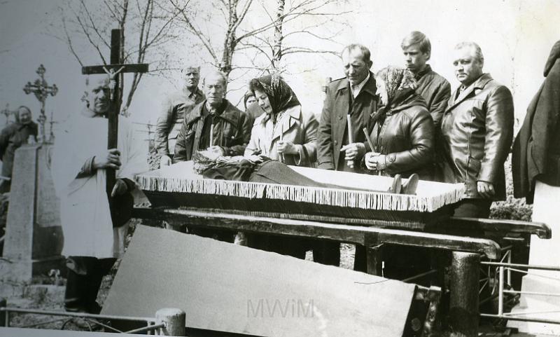 KKE 2374.jpg - Fot. Pogrzeb Adeli Bujko(z domu Sliżewska) – mamy Marii Kołakowskiej (z domu Bujko) – mama Janusza Kołakowskiego. Od prawej: druga Zuzanna Czerniawska (z domu Bujko) z Andrzejem, Maria Kołakowska (z domu Bujko) – mama Janusza Kołakowskiego i Józef Sliżewski -brat Adeli Bujko(z domu Sliżewska), Komaje, 1975 r.